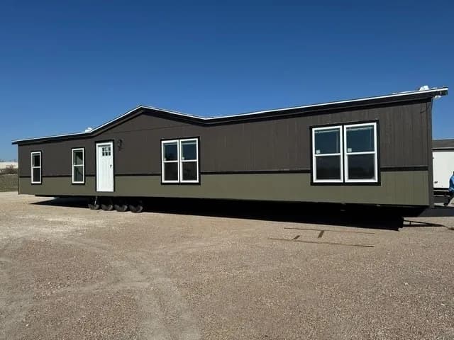 Photo: Exterior, Bravo 28603N. Cavco's photo of this model; it can show options and other finishes.