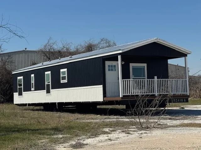 Photo: Exterior, Landmark 16502L. Cavco's photo of this model; it can show options and other finishes.